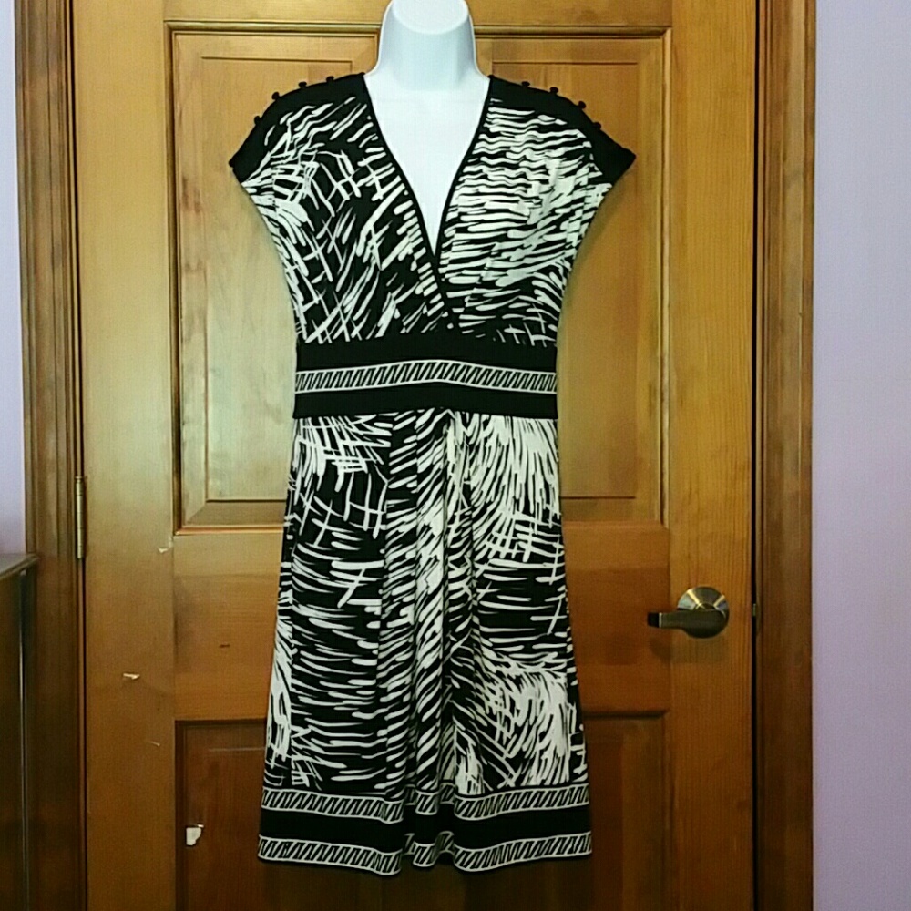 BCBG Maxazria blk & whit must-have dress - Size M
